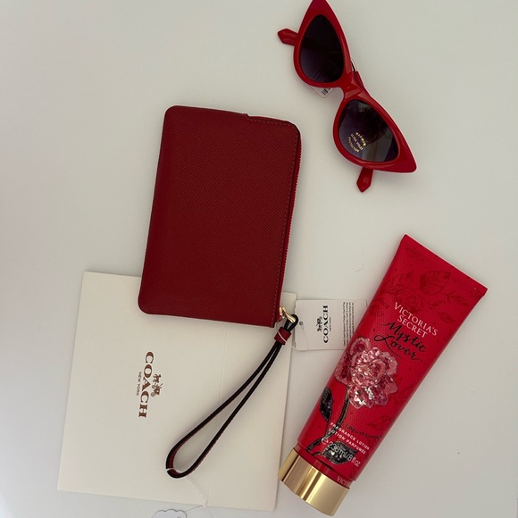 BNWT Coach Red Leather Wristlet - Picture 6 of 6